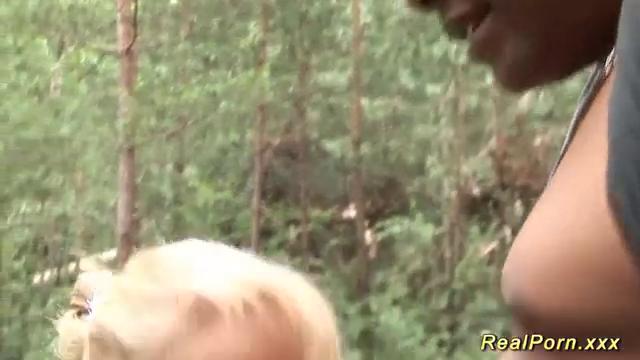 Негр трахает в лесу блондинку